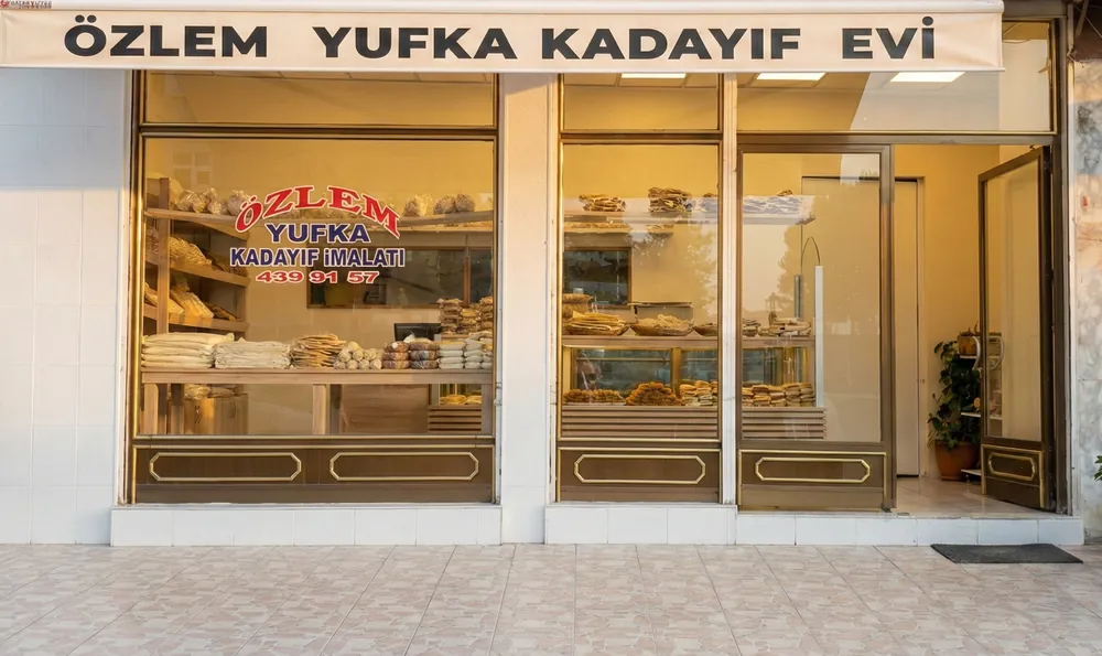 Özlem Yufka atölyesinde taze açılmış yufkalar